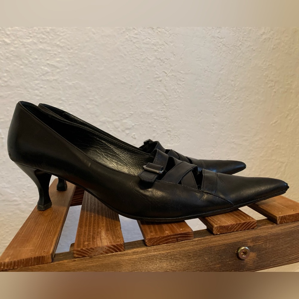 Pointed-toes black leather shoes, small heels, size 37. Italy.